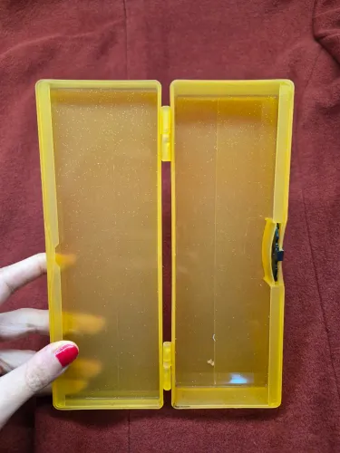Estojo VINTAGE plástico com glitter laranja (abre e fecha facilmente com um botão preto)