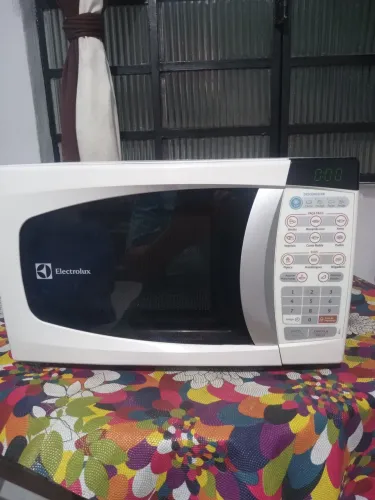 Microondas Eletrolux de 20 litros de 110,V