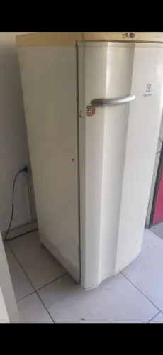 Vendo Geladeira com defeito ( sem gás) por apenas 250 reais.