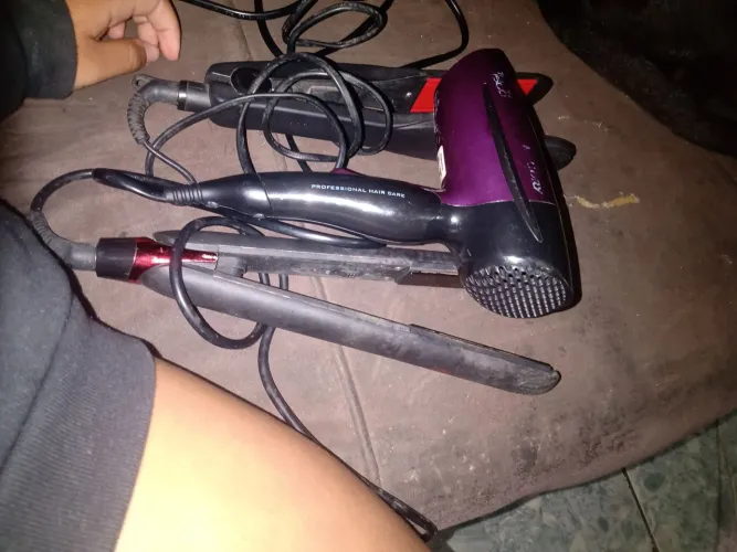 Duas chapinhas e um secador usado,o secador funciona e uma das chapinhas tbm