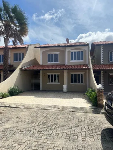 Alugo casa em condomínio fechado.