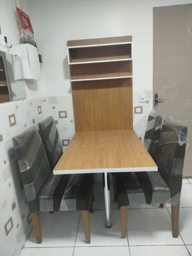 Mesa de jantar com. 4 cadeiras