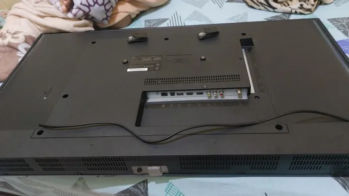 Tv danificada para tirar peças ou consertar 