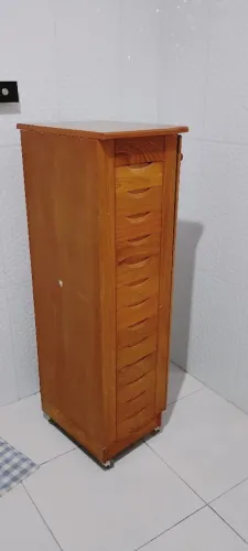 Sapateira de madeira