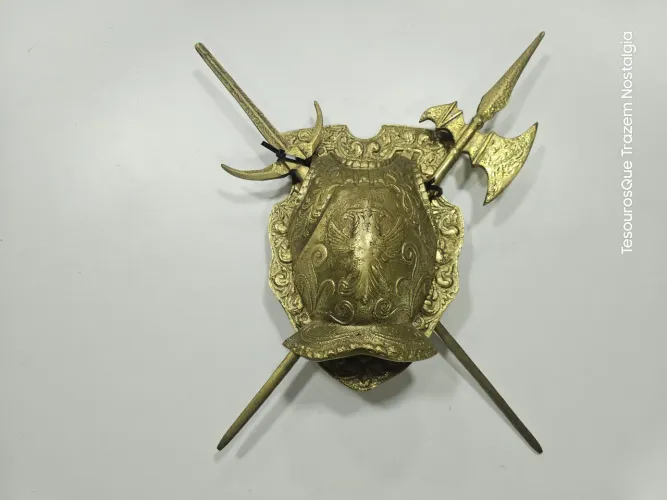 Antiga Placa Decorativa - Escudo e 2 Acessórios Medievais em Bronze 