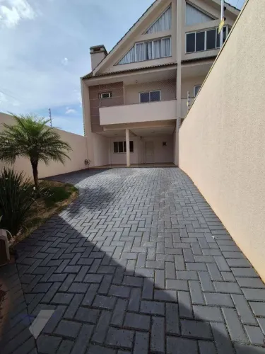 Sobrado com 3 dormitórios para alugar, 228 m² por R$ 6.740,00/mês - Ciro Nardi - Cascavel/