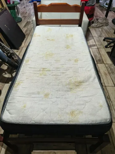 Cama de madeira com colchão 
