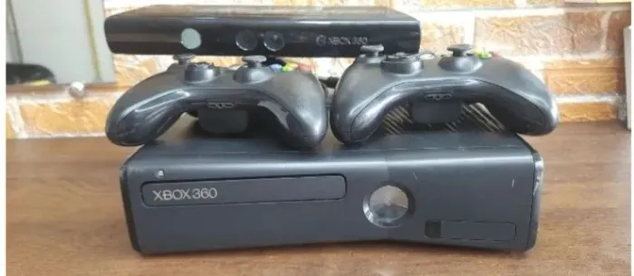 XBOX 360 (não liga ) s/fonte com 2 controles e Kinect