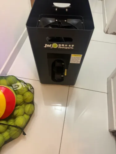 Máquina lança bolas de tênis 