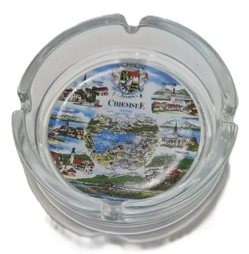 Cinzeiro de vidro colecionável com um design de lembrança turística da região de Chiemsee,
