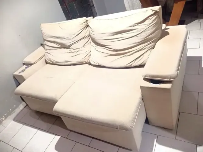 Sofá Retrátil e Reclinável Semi-Novo com Porta-Copos - Pra sair logo!