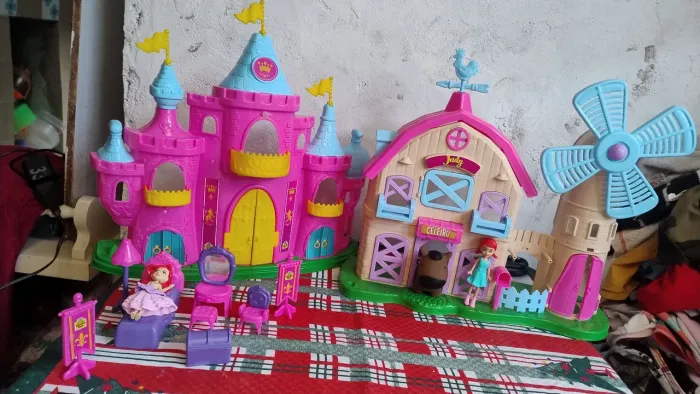 Fazendinha e castelo infantil com acessórios diversos e bonecas