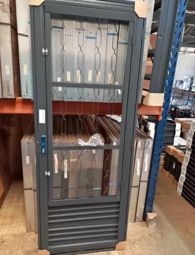 Porta Aço Social Postigo 80x210x5,5 direita e esquerda "não vem com o Vidro"