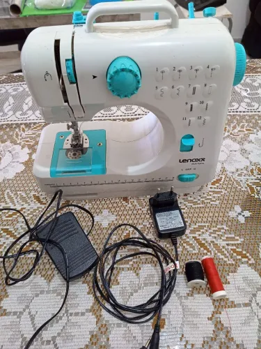 Máquina de costura portatil