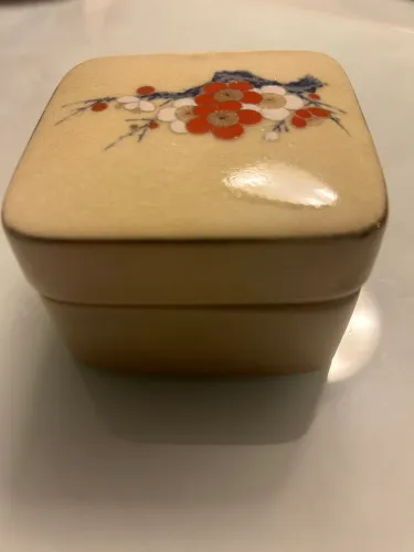 caixinha porta-joias /trecos de porcelana japonesa vintage com estampa floral