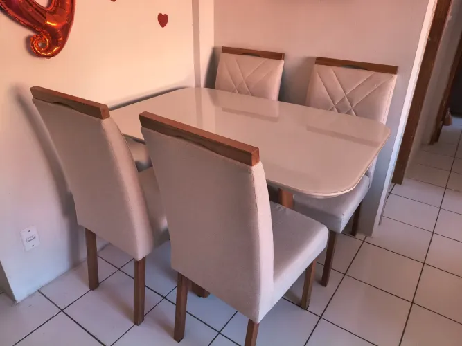 Mesa com tampo de vidro, 4 cadeiras
