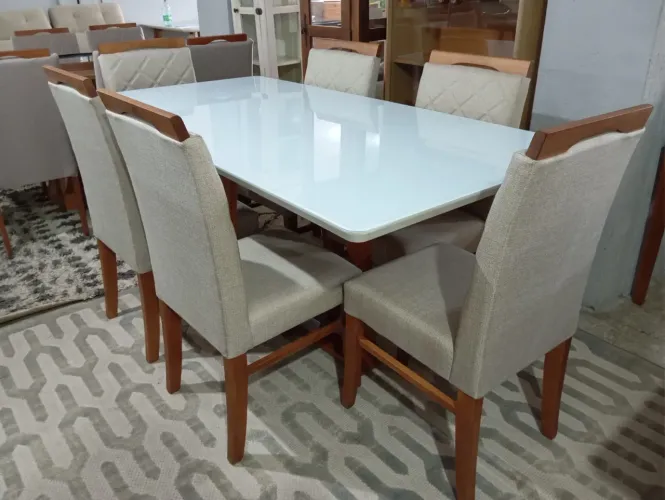 Mesa de jantar nova de Madeira