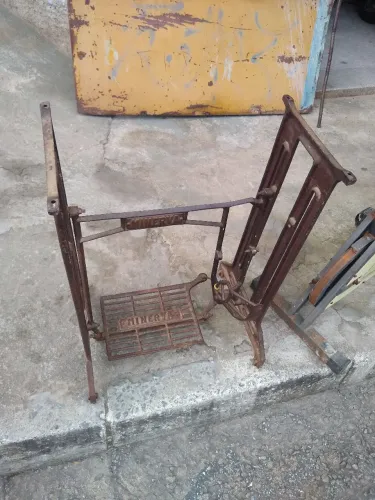 Pé de Máquina Minerva Ferro Fundido Antigus