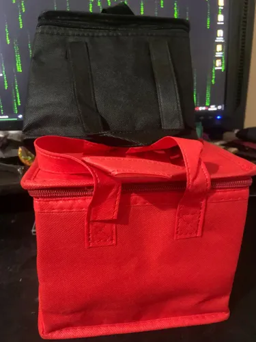 Bolsa térmica portátil com isolamento térmico.