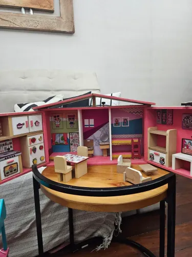 Casa de madeira da lol , com diversos cômodos e acessórios.