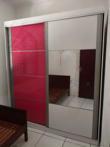Guardaroupa rosa e branco, 2 portas corrededicas.