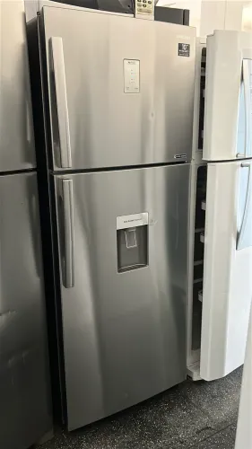 Geladeira Samsung Inverter inox com dispenser de agua