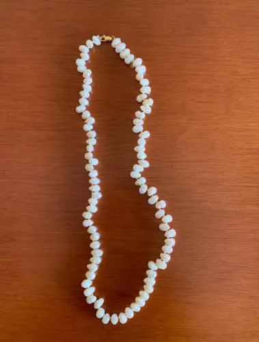 Colar de pérolas de água doce com fecho de ouro 