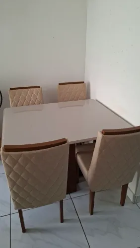 Mesa de jantar com 4 cadeiras