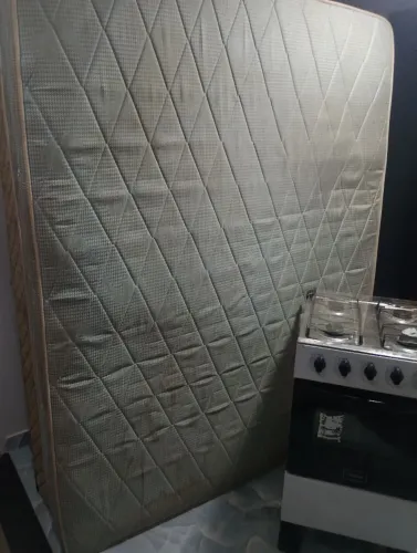 Cama Queen grande e fogão funcionando tudo entrego