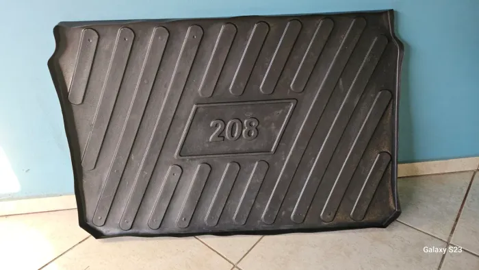 Protetor de porta mala do peugeot 208