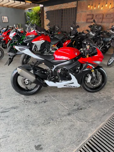 GSX SRAD 2015/2015 com apenas 3.300 km rodados. Único dono
