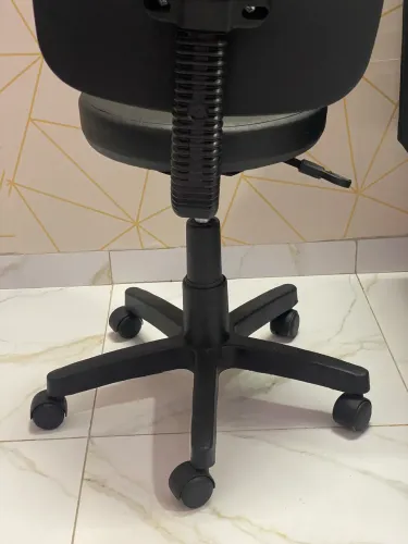 Cadeira de Estética com Rodas + Maca Profissional Preta - R$ 280