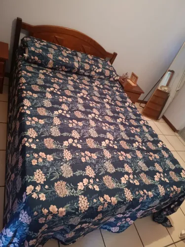Cama de casal e colchão tamanho padrão 