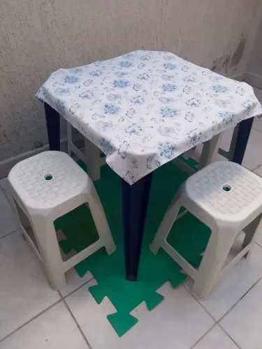 Mesa c/ 4 banquetas 