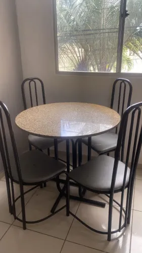Mesa de Mármore c/ 4 cadeiras