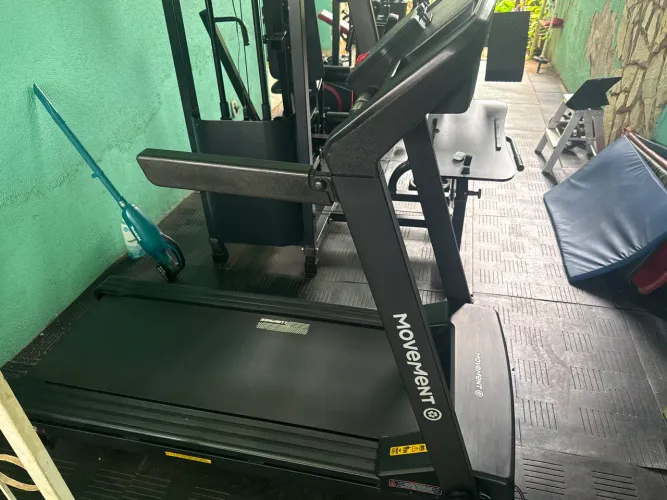 Esteira MOVEMENT R6i SEMINOVA