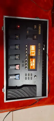 Pedaleira boss gt100 com case muito conservada 