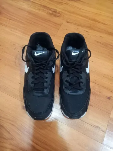 Tênis Nike preto com marcas de uso - Número 37