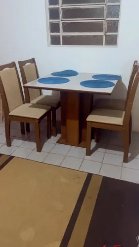 Mesa de jantar com vidro temperado e quatro cadeiras