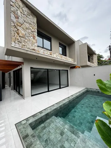 Casa à Venda em condomínio a 50 metros do mar na praia de Juquehy
