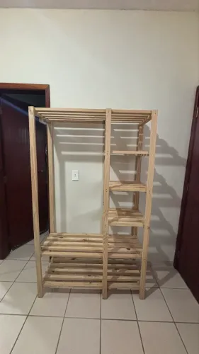 Arara de roupa madeira
