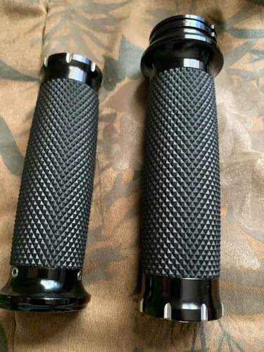 Par de manoplas alumínio e borracha universais Harley-Davidson