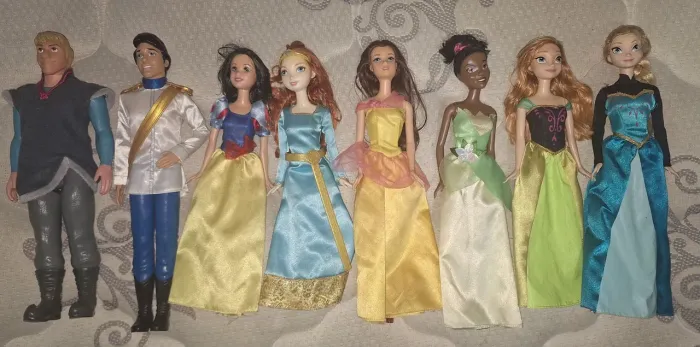 08 bonecos e bonecas de Princesas e Príncipes