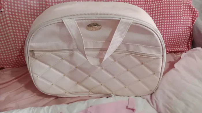 vendo um kit de bebe menina bolsa,sapatinho e algumas roupinhas e protetor de berço