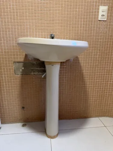Lavatório bege com coluna + torneira Deca