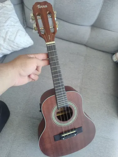 Cavaquinho Elétrico Semi Profissional