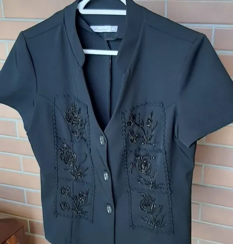 Blusa com botões e bordados.  Preta tamanho 40