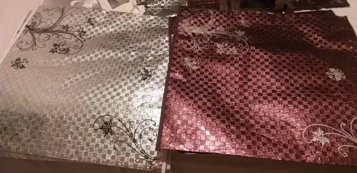 Sacolas marron e prata