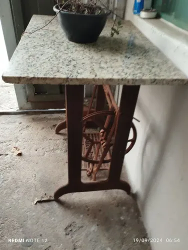 Mesa de granito com base de máquina de costura antiga