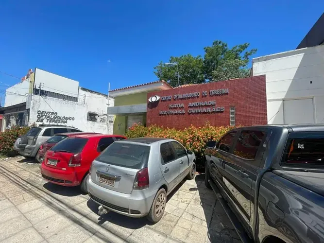 Sala comercial no Centro Oftalmológico Kátia Andrade, Sayonara Guimarães